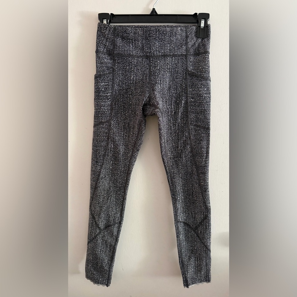 Lululemon Black and White Cropped Leggings with Reflectors at Bottom Hem Size 4